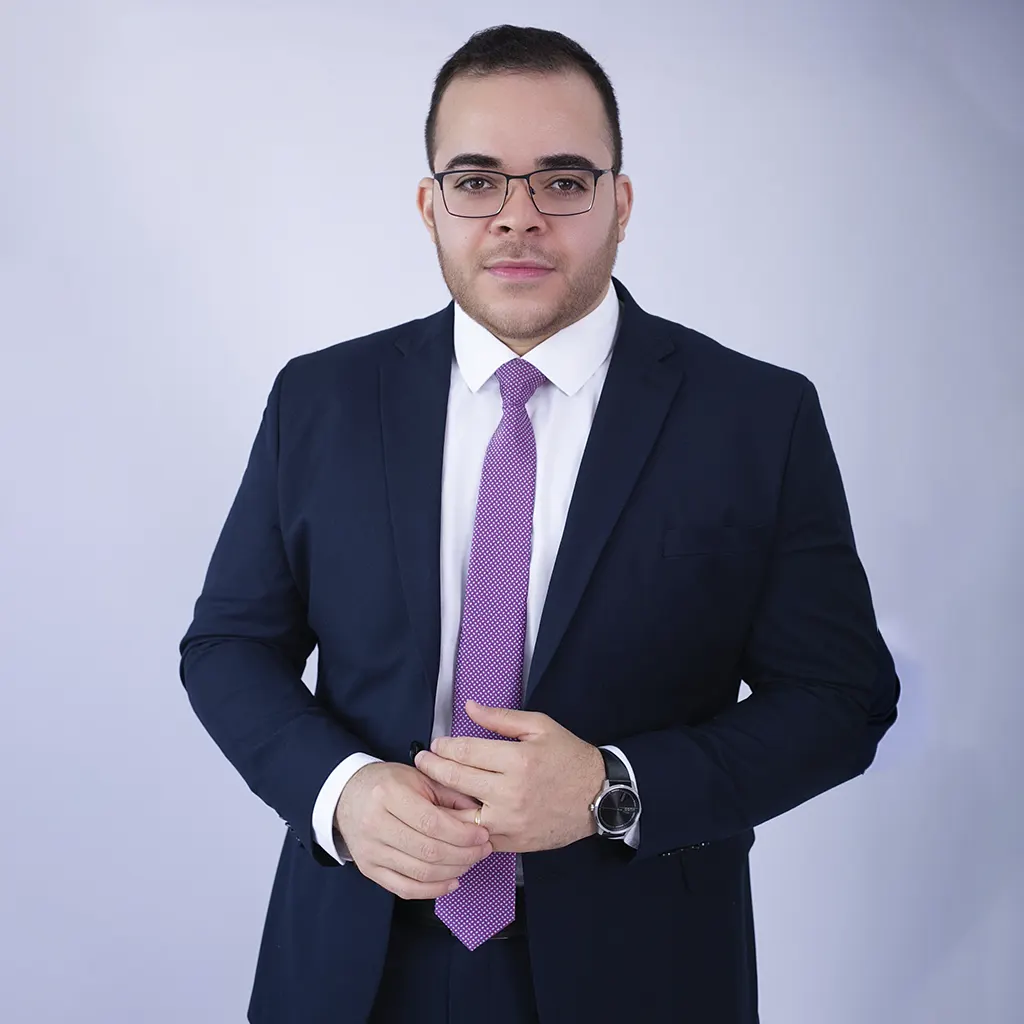 [Foto profissional de um advogado focado em consultoria]